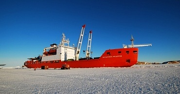 Атомный ледокол "Арктика" и научно-исследовательское судно "Академик Фёдоров" 